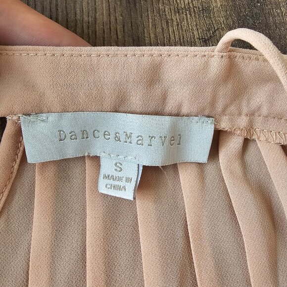 Dance & Marvel Pleated Lace Tank Top/Camisole, S, Peach - Picture 4 of 7